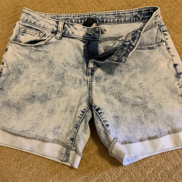 EUC APT9 Light Acid Washed Denim Cuffed Shorts - Picture 9 of 12